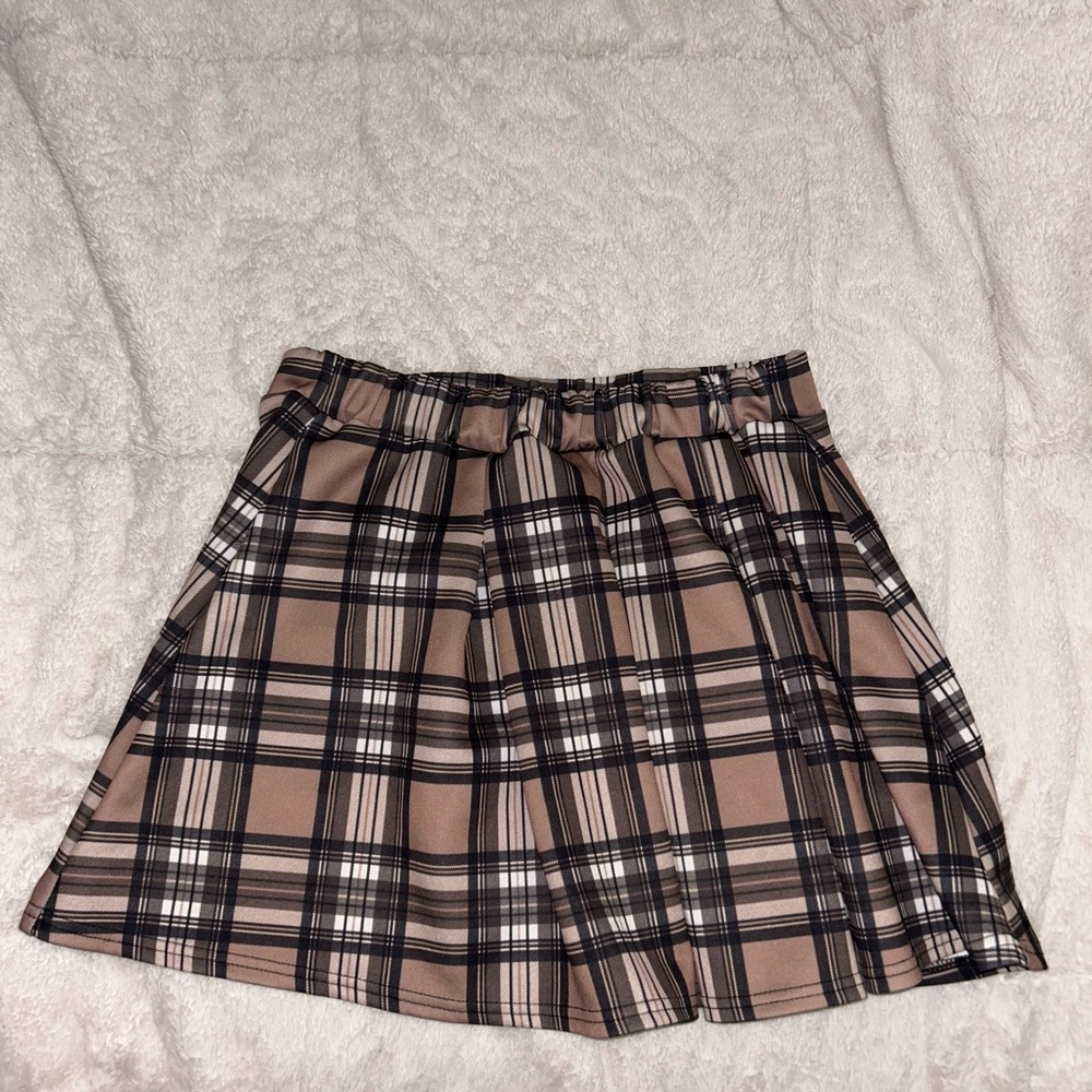 PrettyLittleThing Tan Black Pleated Skater Skirt